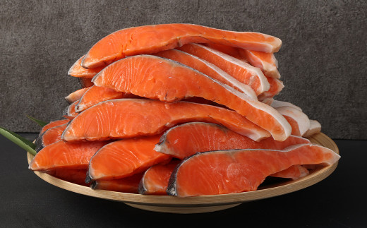【3ヶ月定期便】鮭切り身 40枚 (5枚×8P) 約2.4kg 1239292 - 熊本県水俣市