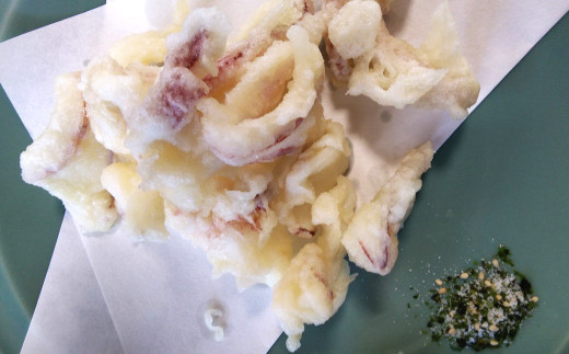 調理例のゲソの天ぷらです。手早く揚げたらアツアツのうちに召し上がってくださいね。