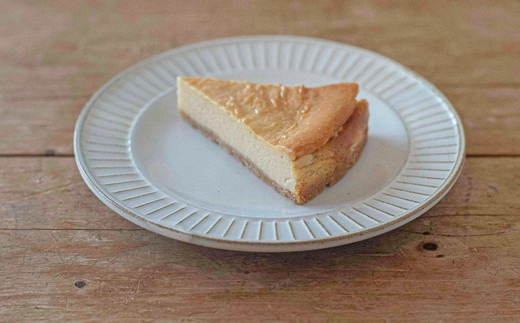 クリームチーズをたっぷりと使用したコクがあり優しい味わいのベイクドチーズケーキ。