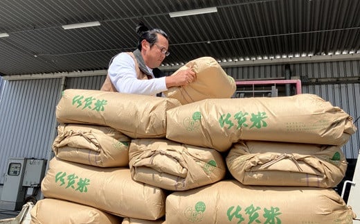 収穫したお米の玄米は30kgずつ袋詰めして保管し、お申し込みをいただいてから精米してお届けしています。