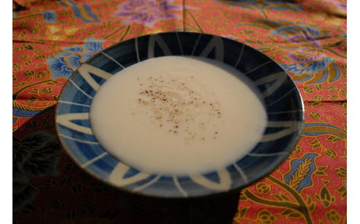 無農薬・無化学肥料の上勝の蕪をクチーナポーベラ（庶民の料理）で無添加で体に優しいスープにしました。