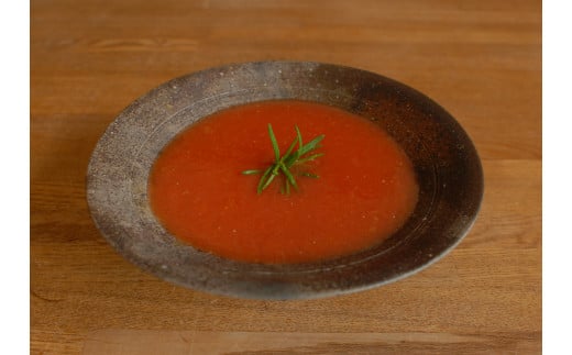 オーガニック栽培の木なり完熟トマトをクチーナポーベラ（庶民の料理）でズッパにしました。
