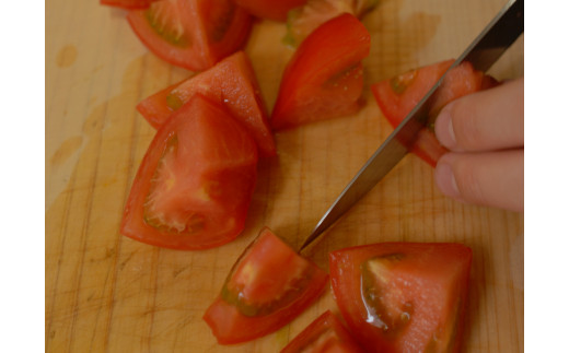 上勝のマンマが、ひとつづつ丁寧に料理しています。（トマトを丸ごと使っていますので種や皮の黒い部分が入っています）