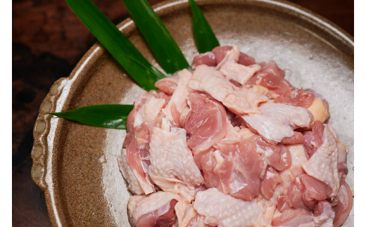 噛むほどに旨味やコクが出て来る上勝町産阿波尾鶏の腿肉を使っています。

