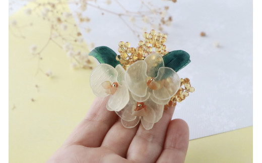 胡蝶蘭とミモザ 生革花 フォーマルブローチ・コサージュ