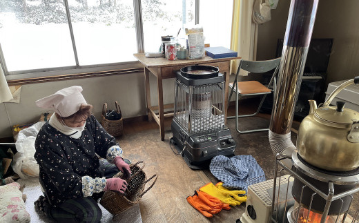 農家の冬の仕事として育まれてきたかご細工。静かに雪の降るなか、若畑創作館に集まって地域のおかあさんたちが作っています