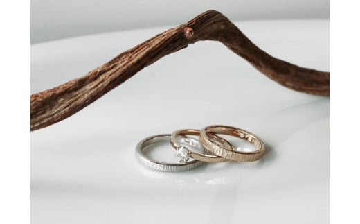 木目のようなテクスチャの結婚指輪
