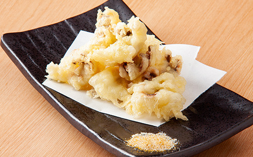 下足の天ぷらもプリプリで最高♪ お塩をつけてどうぞ。