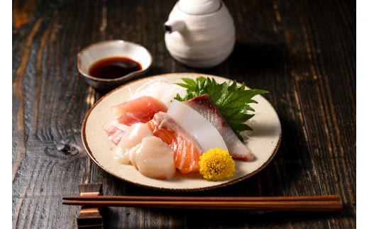 むらさきの滴は、一般の濃口しょうゆに比べ濃度とうま味、風味が高く、色が濃いのが特徴。お刺身やお寿司のつけ醤油に最適。
