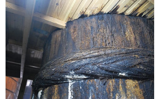 生きた木桶が醸す旨味豊かな醤油。明治22年から100年以上受け継がれる木桶の中で1年以上かけて熟成されます。