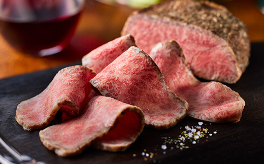 良質な赤身の肉に脂が霜降り状にたっぷりと入っていて、脂ののったジューシーで甘味のある肉の味わいが口の中に広がります。