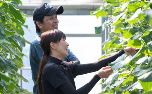 越田さんご夫妻。夫婦で心を込めて育てています。