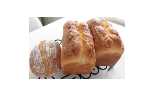 パン工房ル・カルフール　高級食パン「Le　carrefour」2本と天然酵母パン1個【1207134】 1345205 - 北海道帯広市