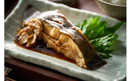 国産丸大豆醤油（こい口）は、魚の煮つけや、お刺身、冷奴などに。
