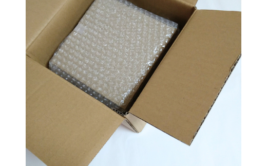 器を紙箱にお入れし段ボール箱に梱包し配送いたします。