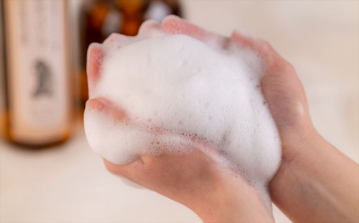 クマ脂の保湿力により、洗い上がりの肌はしっとり、もっちり。