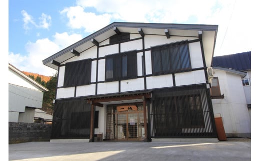 西和賀町・湯本地区の温泉旅館「一城」が地元のクマ脂を使って開発しました。