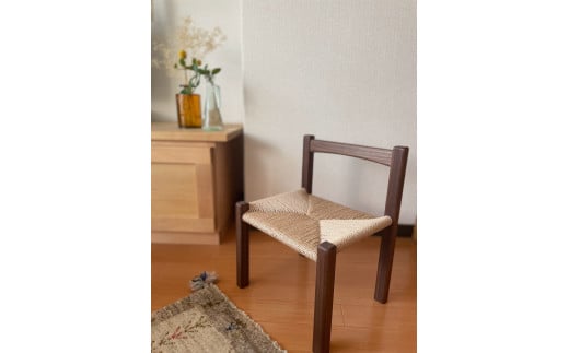 ペーパーコードで編み上げた 子供用椅子 (ウォールナット材) [0119] 1350633 - 大阪府交野市