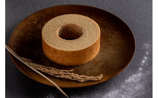 日本食料理人が米粉バウムクーヘンを開発しました。
