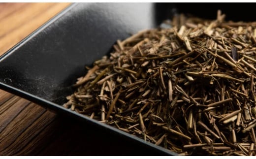 お茶の「茎」の部分を焙煎したほうじ茶。加賀棒茶はこの茎の部分を焙じたほうじ茶です。