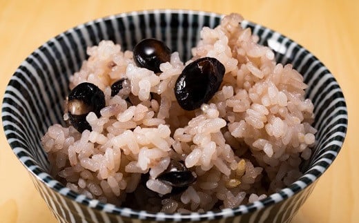 黒ぽんを入れてご飯を炊くと、簡単！黒豆ごはんに。