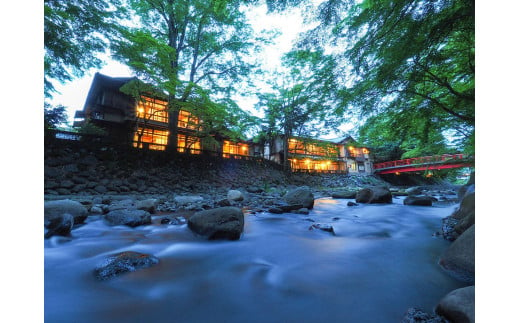 修善寺温泉 国の登録文化財の宿 新井旅館 花の棟 宿泊券 4名様1室（1泊2食付）宿泊券 【宿泊 温泉 温泉宿 旅館 ホテル 旅行 旅行クーポン 商品券  静岡県 伊豆 静岡県 伊豆市 静岡 伊豆 修善寺 新井旅館 国 登録文化財 宿泊券 宿 入浴 温泉 温泉宿 旅館 ホテル 旅行