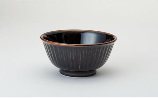 シンプルな色使いはどんな食卓にもマッチします。