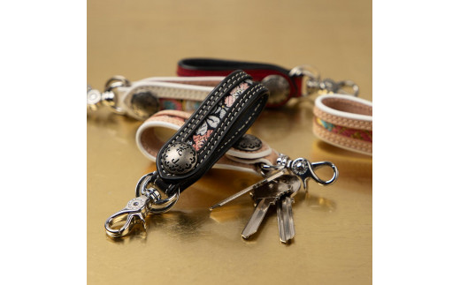 【デグナー】花山レザーキーホルダー[K-70K] 【カラー：都桜-ブラック】［ 京都 八王子 キーホルダー 革 人気 おすすめ 革 レザー ツーリング ライダー バイカー バイク ブランド メーカー ギア パーツ ］ 1542654 - 京都府京都市 |