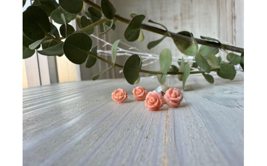 【母の日発送】あなたのお気に入りNo.1に… 優しいピンク珊瑚 ローズ彫刻ホワイトゴールドピアス フェイクパールキャッチ付き【有限会社米沢サンゴ店】 [ATCX003]