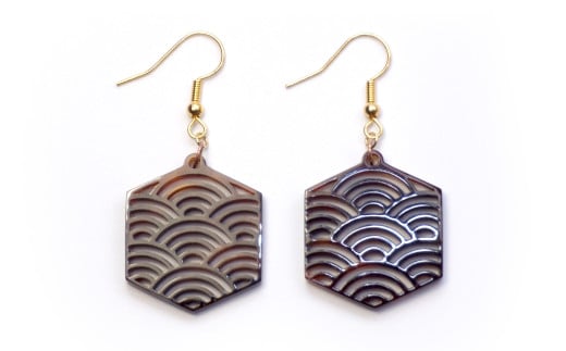 【べっ甲】亀甲型ピアス（青海波） ／ アクセサリー 耳飾り ピアス 伝統 青海波 鼈甲 長崎県 1747476 - 長崎県長崎市