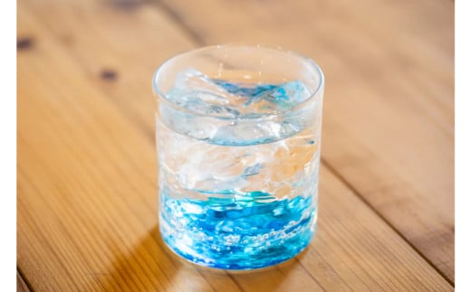 【RYUKYU GLASS WORKS 海風】オキナワオーシャン　ロック（レギュラー） 〇 沖縄 読谷村 夏 琉球ガラス GALA青い海 ガラス工房 東シナ海 青い空 ブルー うちなーすぐりむん 伝統工芸品 地場産品 人気商品 使い勝手よし プレゼントに サイズ違い有 お祝いに 爽やか 涼し気 1951450 - 沖縄県読谷村