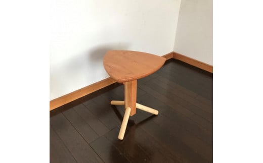 【ビグロスツール：三角形の座面に六角形の支柱の3本脚スツール】スツール 3本脚 三角形 ルーローの三角形 サイドテーブル 花台 プランタースタンド ディスプレイ チェリー nove 1906394 - 福岡県大川市