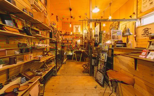 お店には多数のレザー製品があります