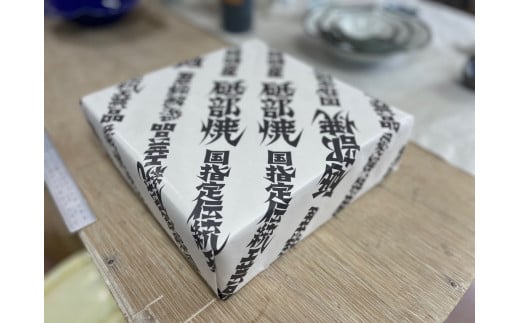 緩衝材で包んだお皿を紙箱に入れ、包装紙でラッピングした状態でお届けします。