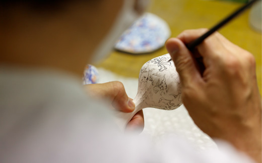 辻常陸窯でREIシリーズの酒器に絵付けが施されている作業風景です。返礼品は小皿となります。