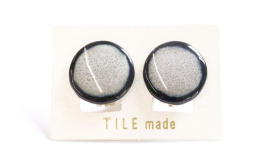 【美濃焼】 白むら タイル イヤリング 直径20mm 瑞浪市 / TILEmade タイル アクセサリー ハンドメイド [AZCD063] 833660 - 岐阜県瑞浪市
