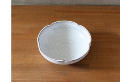 【352047000917】皿 萩焼 輪花6寸鉢 白萩釉 器 お皿 工芸品 2057533 - 山口県萩市