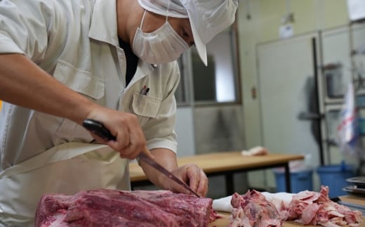 創業50年の大丸屋 熟練の職人が丁寧に下処理します。