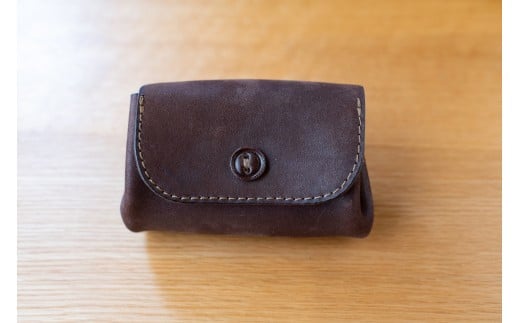 革ボタンのミニ財布・小銭入れ（ダークブラウン）【ボタン二つ穴デザイン コンパクトサイズ モストロレザー使用 エイジング 布で乾拭き ファッション小物 お中元 お歳暮 父の日 母の日 ギフト用 大阪府 門真市 】 2046176 - 大阪府門真市