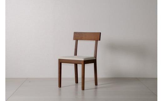 SORIDOME chair　樹種：ウォールナット　カラー：白