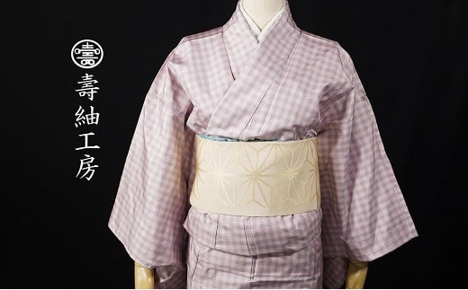 [柔らかく可愛らしい桜色格子]本場大島紬仕立て上がり帯で遊べる しわになりにくい 着物[P-422H]