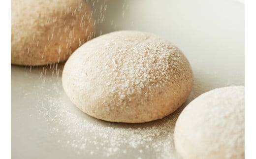 挽きたての国産全粒粉を使い、ただの水でなく玉ねぎ水を混ぜ合わせ、素材の風味と旨味を最大限引き出すから生地だけ食べてもおいしい。