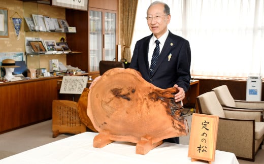この衝立は、伐採した枝部から製作したものです。