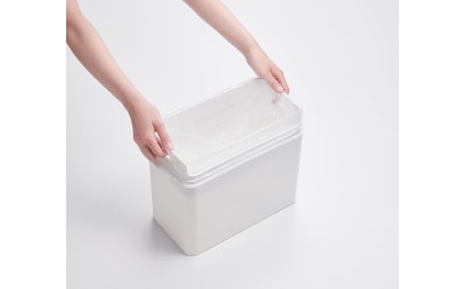 袋止めの穴に押し込むだけでゴミ袋を簡単取り付け