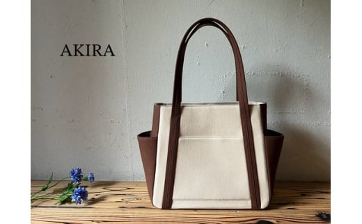 【 AKIRA オリジナル】【 マツコの知らない世界 で紹介されました！】 中型レディストートバッグ ダブルポケット ライトベージュ帆布×ダークブラウン 【2025年7月以降順次発送】 軽量 軽い 日本製 キャンバス 帆布 横型 肩掛け 通勤 通学 大容量 上質 カジュアル オシャレ レディース カバン 鞄 バック 1484754 - 岡山県奈義町