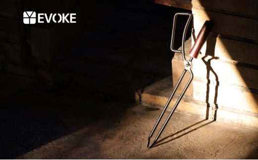 15-62_[EVOKE/イヴォーグ公式] ファイヤープレーストング 薪ばさみ| 火ばさみ キャンプ 火バサミ コンパクト 炭バサミ 炭ばさみ 薪バサミ 薪ばさみ ファイヤープレーストング 焚き火トング 焚火トング おしゃれ キャンプ用品 バーべキュー 愛知県 岐阜県 名古屋 acct EVOKE