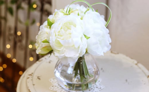 空気をキレイに♪水換え不要!!ピオニー(芍薬)の花瓶に入った花束:white