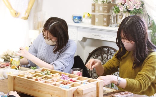フラワー教室 手作りボタニカルキャンドル体験とお花がいっぱいのアトリエで記念撮影[キャンドルホルダー キャンドルケース キャンドル ボタニカル リラックス 癒し ギフト お祝い 岡山県 倉敷市 おすすめ 人気]