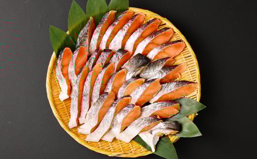 【5ヶ月定期便】 ［訳あり］ 国産秋鮭 北海道だし切り身 約2.1kg×5回 計約10.5kg ／ 鮭 しゃけ シャケ 秋鮭 天然秋鮭 切身 切り身 鮭節 かじか 昆布 しいたけ ブレンド 出汁 だし 出汁入り鮭 冷凍