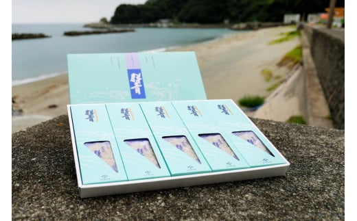 【愛媛県・佐田岬直送】木嶋水産の群青ちりめん（10g×8袋×5箱） 【ふるさと納税 人気 おすすめ ランキング 魚介類 海産物 魚 釜揚げ しらす シラス 小分け やみつき ご飯のお供 おつまみ 酒の肴 おやつ しらす丼 サラダ 海産物 魚 冷凍 お取り寄せ グルメ 食品 国産 木嶋水産 愛媛県産 愛媛県 伊方町 送料無料】 IKTP002 2114809 - 愛媛県伊方町